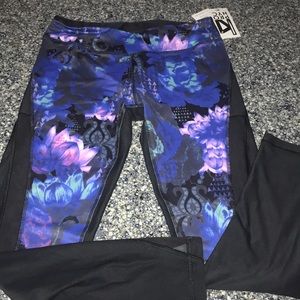 Woman’s kipronyc leggings size L NWT.  BIN J